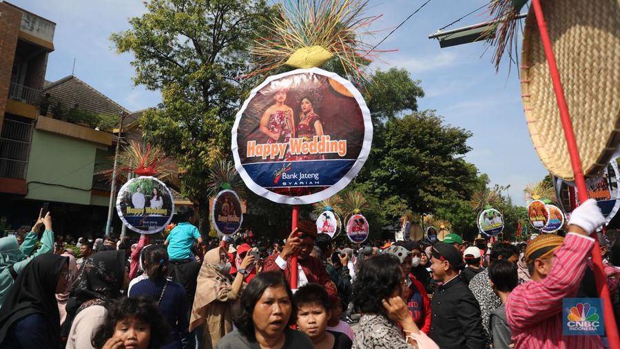 Baliho ucapan selamat untuk pernikahan Kaesang Pangarep dan Erina Gudono tersebar di Kota Solo dan sekitarnya. (CNBC Indonesia/ Muhammad Sabki)
