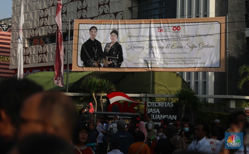Baliho ucapan selamat untuk pernikahan Kaesang Pangarep dan Erina Gudono tersebar di Kota Solo dan sekitarnya. (CNBC Indonesia/ Muhammad Sabki)