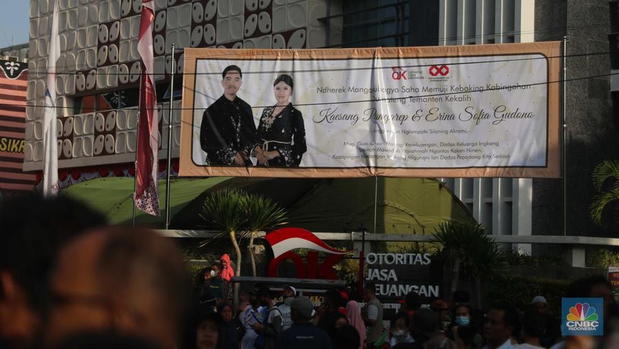 Baliho ucapan selamat untuk pernikahan Kaesang Pangarep dan Erina Gudono tersebar di Kota Solo dan sekitarnya. (CNBC Indonesia/ Muhammad Sabki)