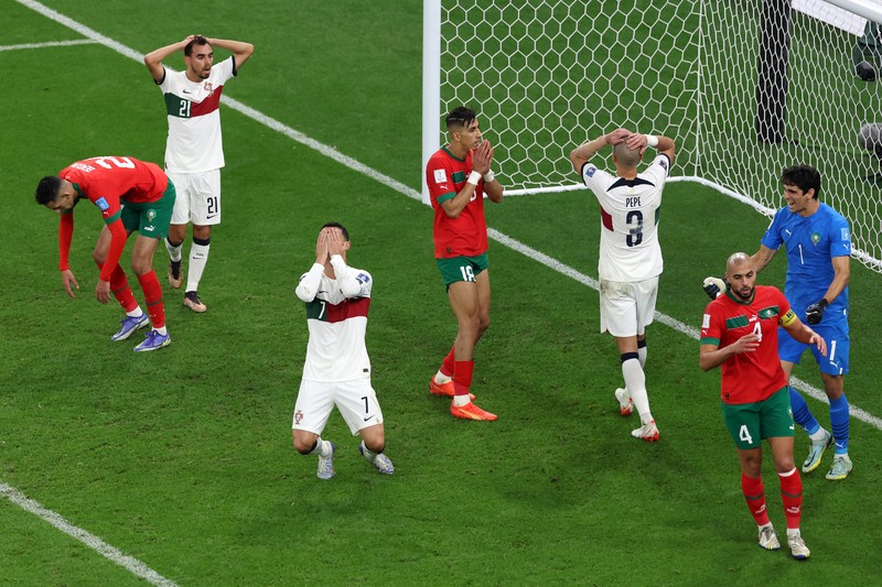 Cristiano Ronaldo dari Portugal meninggalkan lapangan setelah kekalahan tim selama pertandingan perempat final Piala Dunia FIFA Qatar 2022 antara Maroko dan Portugal di Stadion Al Thumama pada 10 Desember 2022 di Doha, Qatar. Cristiano Ronaldo dari Portugal meninggalkan lapangan setelah kekalahan tim selama pertandingan perempat final Piala Dunia FIFA Qatar 2022 antara Maroko dan Portugal di Stadion Al Thumama pada 10 Desember 2022 di Doha, Qatar. (Photo by Buda Mendes/Getty Images)