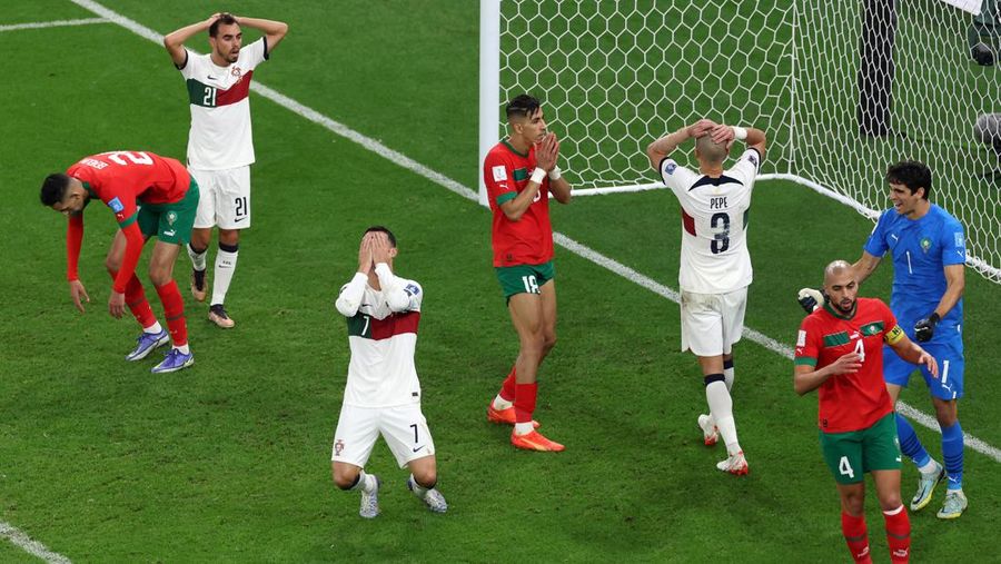 Cristiano Ronaldo dari Portugal meninggalkan lapangan setelah kekalahan tim selama pertandingan perempat final Piala Dunia FIFA Qatar 2022 antara Maroko dan Portugal di Stadion Al Thumama pada 10 Desember 2022 di Doha, Qatar. (Photo by Buda Mendes/Getty Images)