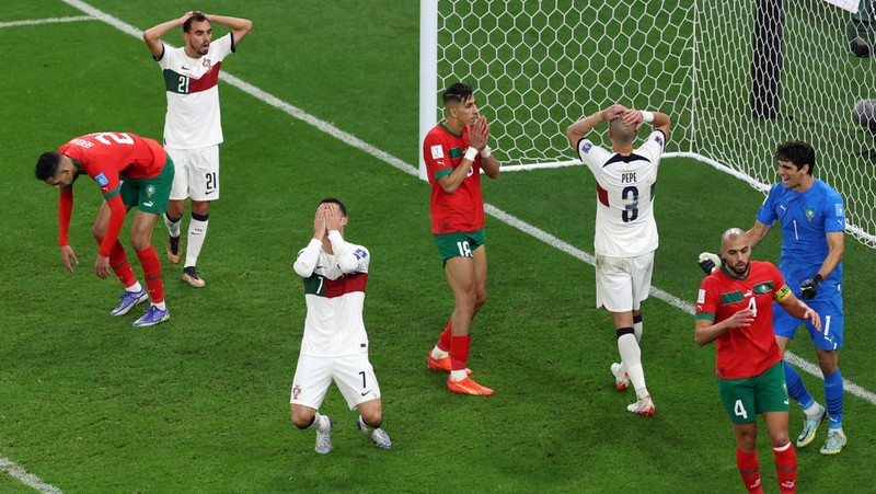 Cristiano Ronaldo dari Portugal meninggalkan lapangan setelah kekalahan tim selama pertandingan perempat final Piala Dunia FIFA Qatar 2022 antara Maroko dan Portugal di Stadion Al Thumama pada 10 Desember 2022 di Doha, Qatar. (Photo by Buda Mendes/Getty Images)