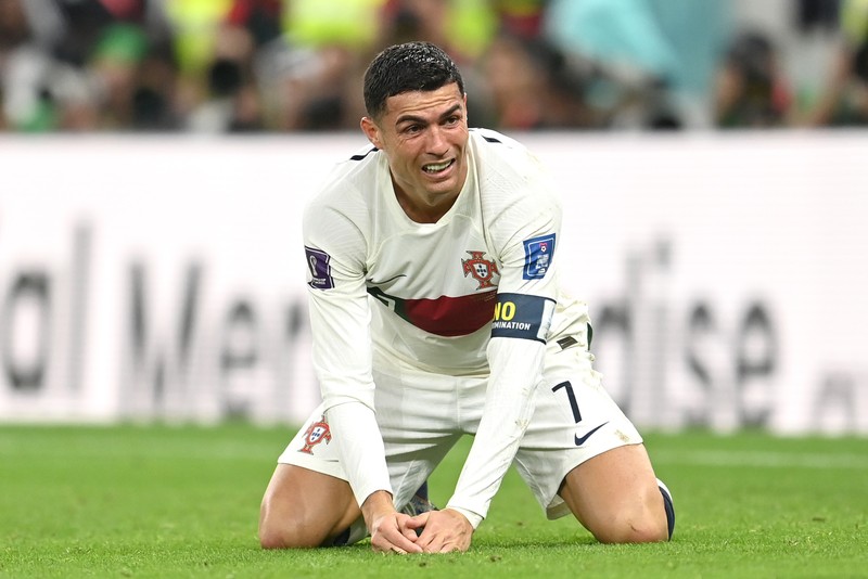 Cristiano Ronaldo dari Portugal meninggalkan lapangan setelah kekalahan tim selama pertandingan perempat final Piala Dunia FIFA Qatar 2022 antara Maroko dan Portugal di Stadion Al Thumama pada 10 Desember 2022 di Doha, Qatar. Cristiano Ronaldo dari Portugal meninggalkan lapangan setelah kekalahan tim selama pertandingan perempat final Piala Dunia FIFA Qatar 2022 antara Maroko dan Portugal di Stadion Al Thumama pada 10 Desember 2022 di Doha, Qatar. (Photo by Buda Mendes/Getty Images)