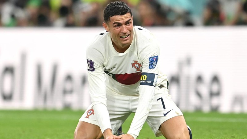 Cristiano Ronaldo dari Portugal meninggalkan lapangan setelah kekalahan tim selama pertandingan perempat final Piala Dunia FIFA Qatar 2022 antara Maroko dan Portugal di Stadion Al Thumama pada 10 Desember 2022 di Doha, Qatar. (Photo by Buda Mendes/Getty Images)