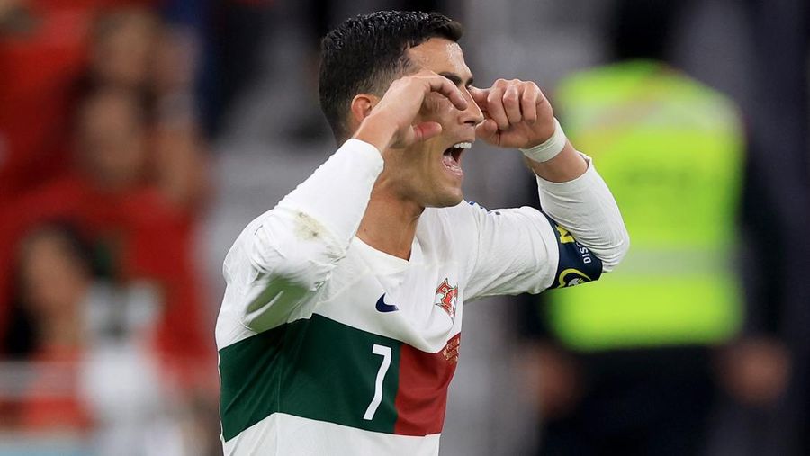 Cristiano Ronaldo dari Portugal meninggalkan lapangan setelah kekalahan tim selama pertandingan perempat final Piala Dunia FIFA Qatar 2022 antara Maroko dan Portugal di Stadion Al Thumama pada 10 Desember 2022 di Doha, Qatar. (Photo by Buda Mendes/Getty Images)