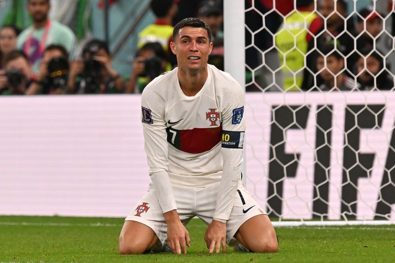 Cristiano Ronaldo dari Portugal meninggalkan lapangan setelah kekalahan tim selama pertandingan perempat final Piala Dunia FIFA Qatar 2022 antara Maroko dan Portugal di Stadion Al Thumama pada 10 Desember 2022 di Doha, Qatar. Cristiano Ronaldo dari Portugal meninggalkan lapangan setelah kekalahan tim selama pertandingan perempat final Piala Dunia FIFA Qatar 2022 antara Maroko dan Portugal di Stadion Al Thumama pada 10 Desember 2022 di Doha, Qatar. (Photo by Buda Mendes/Getty Images)