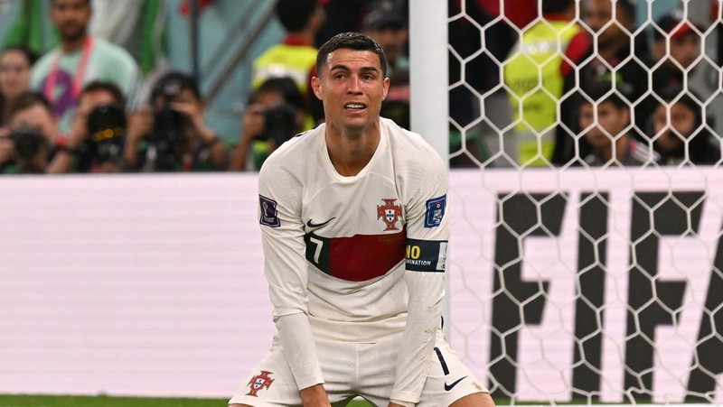Cristiano Ronaldo dari Portugal meninggalkan lapangan setelah kekalahan tim selama pertandingan perempat final Piala Dunia FIFA Qatar 2022 antara Maroko dan Portugal di Stadion Al Thumama pada 10 Desember 2022 di Doha, Qatar. (Photo by Buda Mendes/Getty Images)
