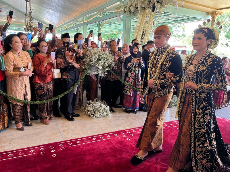 Serangkaian prosesi Ngunduh Mantu dan Tasyakuran Pernikahan Kaesang & Erina dari Kota Surakarta, Minggu (11/12/2022). (Tangkapan Layar Youtube Presiden Joko Widodo)
