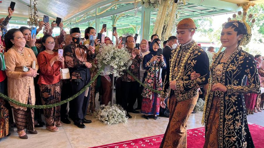 Serangkaian prosesi Ngunduh Mantu dan Tasyakuran Pernikahan Kaesang & Erina dari Kota Surakarta, Minggu (11/12/2022). (Tangkapan Layar Youtube Presiden Joko Widodo)