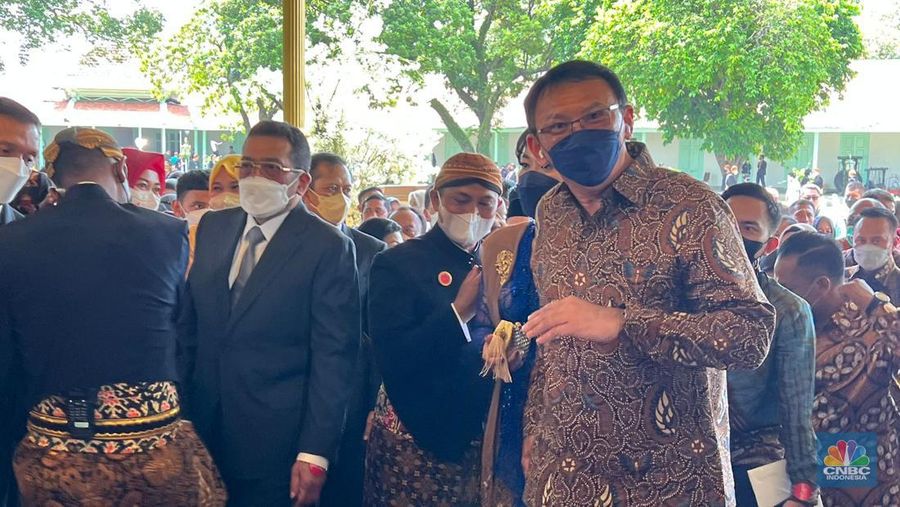 Nampak Gubernur Jawa Tengah dan Ahok mulai memasuki Aula Pura Mangkunegaran Solo, dalam tasyakuran pernikahan putra bungsu Presiden Joko Widodo Kaesang dengan Erina Gudono, Minggu (12/12/2022). (CNBC Indonesia)