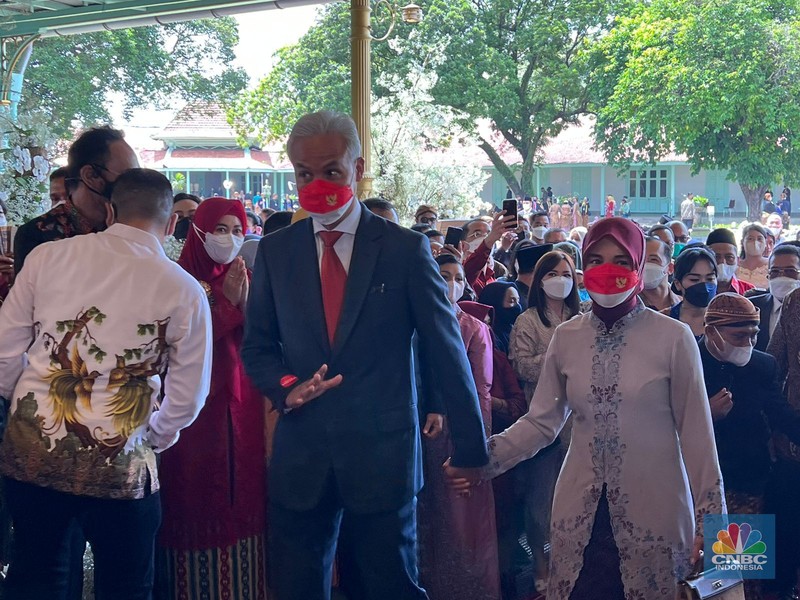 Sederet tamu mulai merapat ke Pura Mangkunegaran Solo untuk menghadiri resepsi pernikahan putra bungsu Presiden Joko Widodo (Jokowi), Kaesang Pangarep, dan juga Erina Gudono. (CNBC Indonesia)