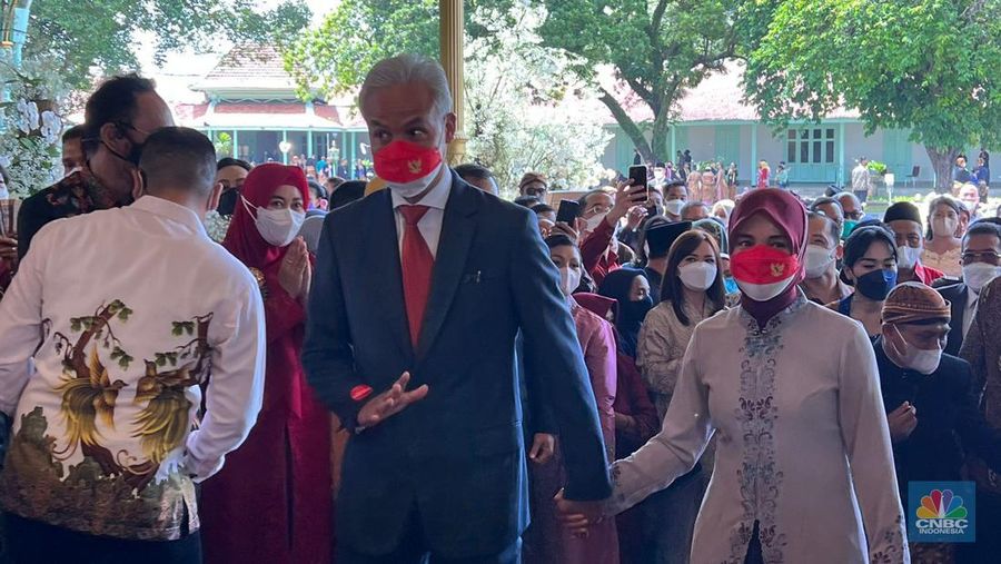 Sederet tamu mulai merapat ke Pura Mangkunegaran Solo untuk menghadiri resepsi pernikahan putra bungsu Presiden Joko Widodo (Jokowi), Kaesang Pangarep, dan juga Erina Gudono. (CNBC Indonesia)