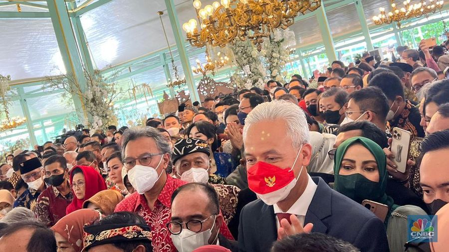 Sederet tamu mulai merapat ke Pura Mangkunegaran Solo untuk menghadiri resepsi pernikahan putra bungsu Presiden Joko Widodo (Jokowi), Kaesang Pangarep, dan juga Erina Gudono. (CNBC Indonesia)