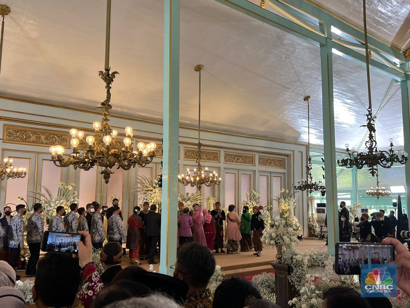 Sederet tamu mulai merapat ke Pura Mangkunegaran Solo untuk menghadiri resepsi pernikahan putra bungsu Presiden Joko Widodo (Jokowi), Kaesang Pangarep, dan juga Erina Gudono. Sederet tamu mulai merapat ke Pura Mangkunegaran Solo untuk menghadiri resepsi pernikahan putra bungsu Presiden Joko Widodo (Jokowi), Kaesang Pangarep, dan juga Erina Gudono. (CNBC Indonesia)