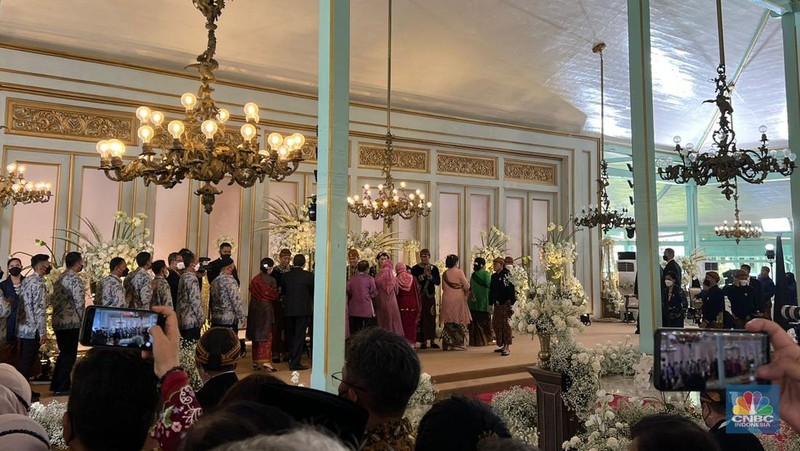 Sederet tamu mulai merapat ke Pura Mangkunegaran Solo untuk menghadiri resepsi pernikahan putra bungsu Presiden Joko Widodo (Jokowi), Kaesang Pangarep, dan juga Erina Gudono. (CNBC Indonesia)