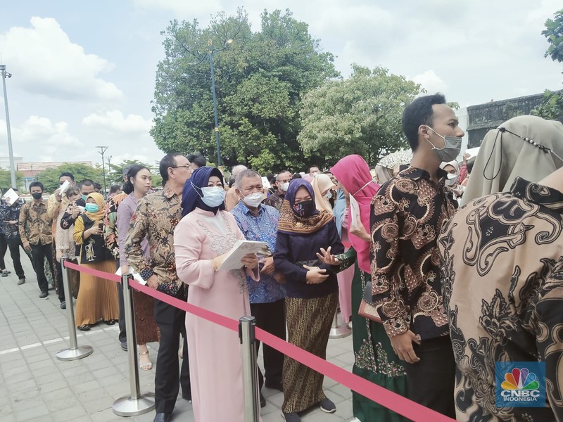 Sederet tamu mulai merapat ke Pura Mangkunegaran Solo untuk menghadiri resepsi pernikahan putra bungsu Presiden Joko Widodo (Jokowi), Kaesang Pangarep, dan juga Erina Gudono. Sederet tamu mulai merapat ke Pura Mangkunegaran Solo untuk menghadiri resepsi pernikahan putra bungsu Presiden Joko Widodo (Jokowi), Kaesang Pangarep, dan juga Erina Gudono. (CNBC Indonesia)