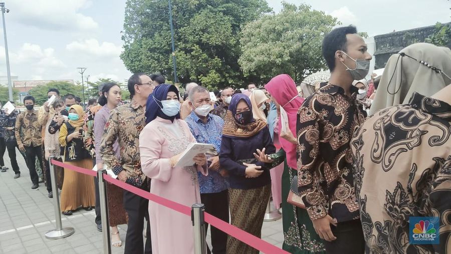 Sederet tamu mulai merapat ke Pura Mangkunegaran Solo untuk menghadiri resepsi pernikahan putra bungsu Presiden Joko Widodo (Jokowi), Kaesang Pangarep, dan juga Erina Gudono. (CNBC Indonesia)