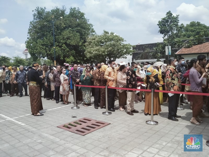 Nampak Gubernur Jawa Tengah dan Ahok mulai memasuki Aula Pura Mangkunegaran Solo, dalam tasyakuran pernikahan putra bungsu Presiden Joko Widodo Kaesang dengan Erina Gudono, Minggu (12/12/2022). (CNBC Indonesia)