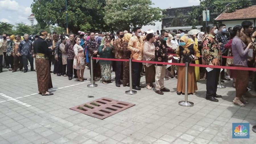 Nampak Gubernur Jawa Tengah dan Ahok mulai memasuki Aula Pura Mangkunegaran Solo, dalam tasyakuran pernikahan putra bungsu Presiden Joko Widodo Kaesang dengan Erina Gudono, Minggu (12/12/2022). (CNBC Indonesia)