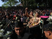 Senyum Sumringah Kaesang-Erina Dalam Rangkaian Kirab