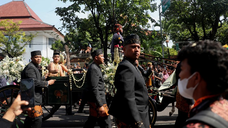 Pasangan pengantin baru Kaesang Pangarep dan Erina Gudono menjalani upacara kirab menggunakan kereta kencana di sepanjang Jalan Slamet Riyadi, Solo, Minggu (11/12/2022). (CNBC Indonesia/ Muhammad Sabki)