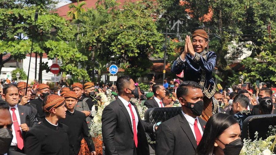 Pasangan pengantin baru Kaesang Pangarep dan Erina Gudono menjalani upacara kirab menggunakan kereta kencana di sepanjang Jalan Slamet Riyadi, Solo, Minggu (11/12/2022). (CNBC Indonesia/ Muhammad Sabki)