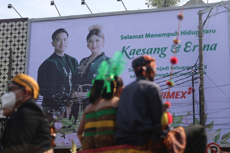 Pasangan pengantin baru Kaesang Pangarep dan Erina Gudono menjalani upacara kirab menggunakan kereta kencana di sepanjang Jalan Slamet Riyadi, Solo, Minggu (11/12/2022). (CNBC Indonesia/ Muhammad Sabki)