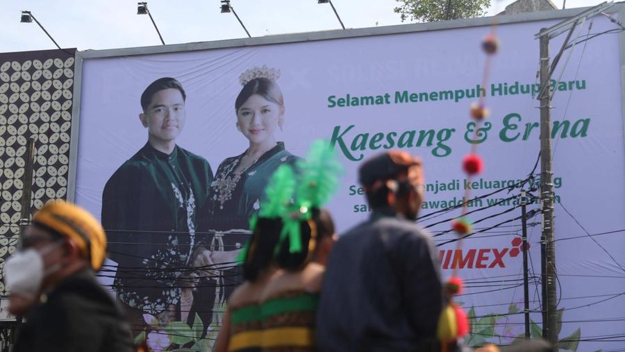 Pasangan pengantin baru Kaesang Pangarep dan Erina Gudono menjalani upacara kirab menggunakan kereta kencana di sepanjang Jalan Slamet Riyadi, Solo, Minggu (11/12/2022). (CNBC Indonesia/ Muhammad Sabki)