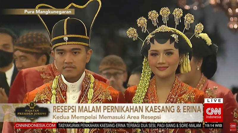 Putra bungsu Presiden Joko Widodo (Jokowi) Kaesang Pangarep dengan Erina Gudono tiba di Puro Mangkunegaran, Solo. Keduanya akan menjalani acara resepsi atau tasyakuran pernikahan sesi kedua atau sesi malam. Putra bungsu Presiden Joko Widodo (Jokowi) Kaesang Pangarep dengan Erina Gudono tiba di Puro Mangkunegaran, Solo. Keduanya akan menjalani acara resepsi atau tasyakuran pernikahan sesi kedua atau sesi malam. (Tangkapan Layar Youtube CNN Indonesia)