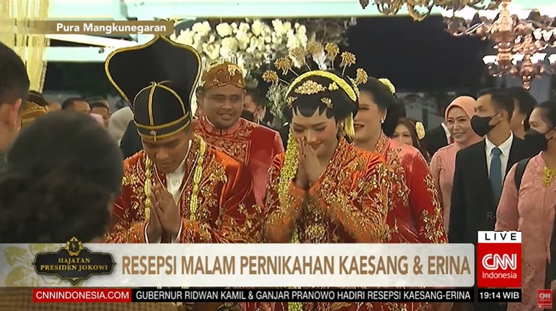 Putra bungsu Presiden Joko Widodo (Jokowi) Kaesang Pangarep dengan Erina Gudono tiba di Puro Mangkunegaran, Solo. Keduanya akan menjalani acara resepsi atau tasyakuran pernikahan sesi kedua atau sesi malam. (Tangkapan Layar Youtube CNN Indonesia)