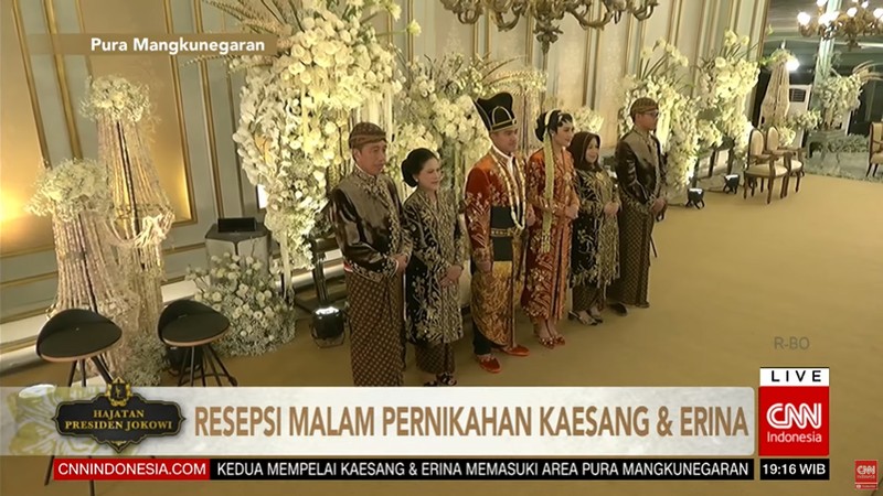 Putra bungsu Presiden Joko Widodo (Jokowi) Kaesang Pangarep dengan Erina Gudono tiba di Puro Mangkunegaran, Solo. Keduanya akan menjalani acara resepsi atau tasyakuran pernikahan sesi kedua atau sesi malam. (Tangkapan Layar Youtube CNN Indonesia)