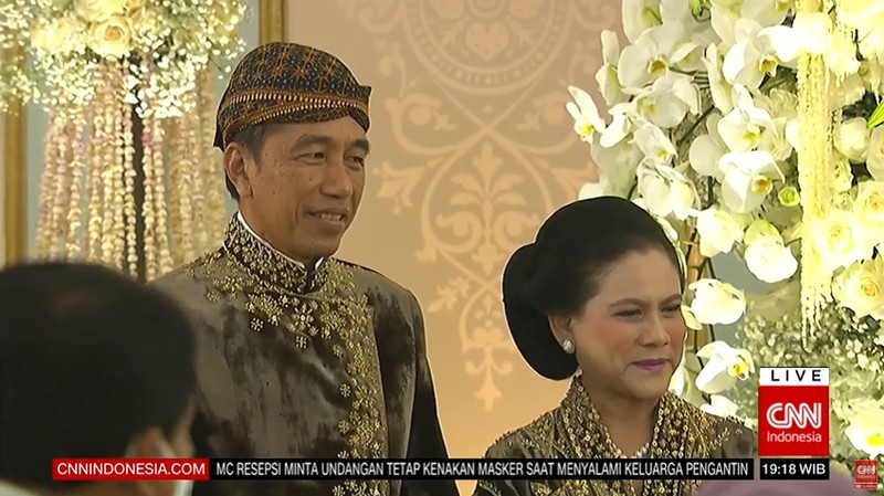 Putra bungsu Presiden Joko Widodo (Jokowi) Kaesang Pangarep dengan Erina Gudono tiba di Puro Mangkunegaran, Solo. Keduanya akan menjalani acara resepsi atau tasyakuran pernikahan sesi kedua atau sesi malam. (Tangkapan Layar Youtube CNN Indonesia)