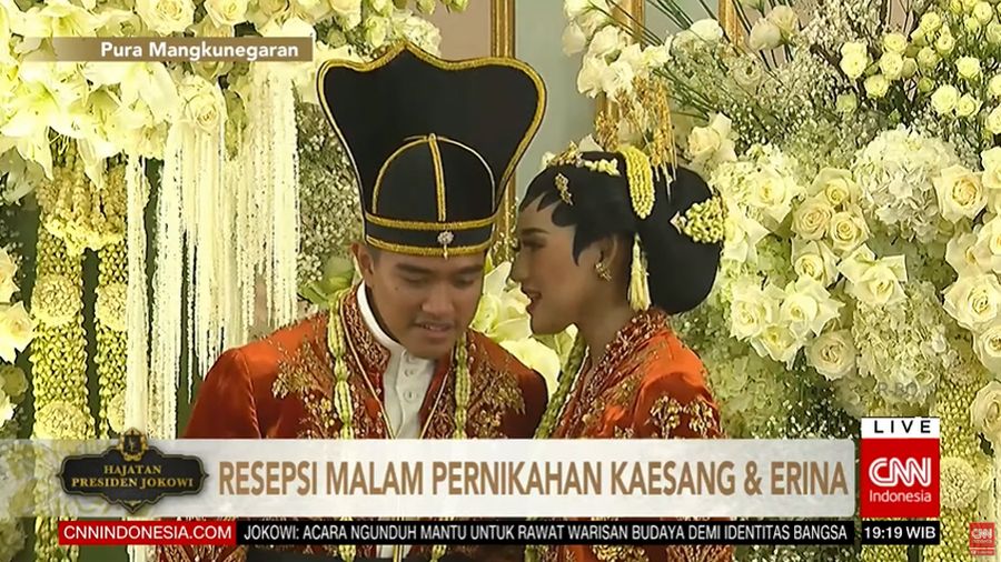 Putra bungsu Presiden Joko Widodo (Jokowi) Kaesang Pangarep dengan Erina Gudono tiba di Puro Mangkunegaran, Solo. Keduanya akan menjalani acara resepsi atau tasyakuran pernikahan sesi kedua atau sesi malam. (Tangkapan Layar Youtube CNN Indonesia)