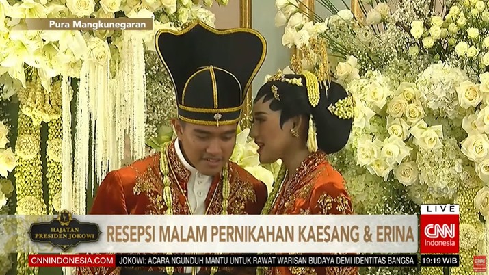 Putra bungsu Presiden Joko Widodo (Jokowi) Kaesang Pangarep dengan Erina Gudono tiba di Puro Mangkunegaran, Solo. Keduanya akan menjalani acara resepsi atau tasyakuran pernikahan sesi kedua atau sesi malam. Putra bungsu Presiden Joko Widodo (Jokowi) Kaesang Pangarep dengan Erina Gudono tiba di Puro Mangkunegaran, Solo. Keduanya akan menjalani acara resepsi atau tasyakuran pernikahan sesi kedua atau sesi malam. (Tangkapan Layar Youtube CNN Indonesia)
