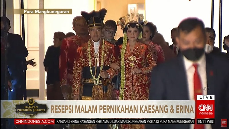 Putra bungsu Presiden Joko Widodo (Jokowi) Kaesang Pangarep dengan Erina Gudono tiba di Puro Mangkunegaran, Solo. Keduanya akan menjalani acara resepsi atau tasyakuran pernikahan sesi kedua atau sesi malam. Putra bungsu Presiden Joko Widodo (Jokowi) Kaesang Pangarep dengan Erina Gudono tiba di Puro Mangkunegaran, Solo. Keduanya akan menjalani acara resepsi atau tasyakuran pernikahan sesi kedua atau sesi malam. (Tangkapan Layar Youtube CNN Indonesia)