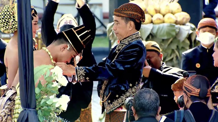 Serangkaian prosesi Ngunduh Mantu dan Tasyakuran Pernikahan Kaesang & Erina dari Kota Surakarta, Minggu (11/12/2022). Serangkaian prosesi Ngunduh Mantu dan Tasyakuran Pernikahan Kaesang & Erina dari Kota Surakarta, Minggu (11/12/2022). (Tangkapan Layar Youtube Presiden Joko Widodo)