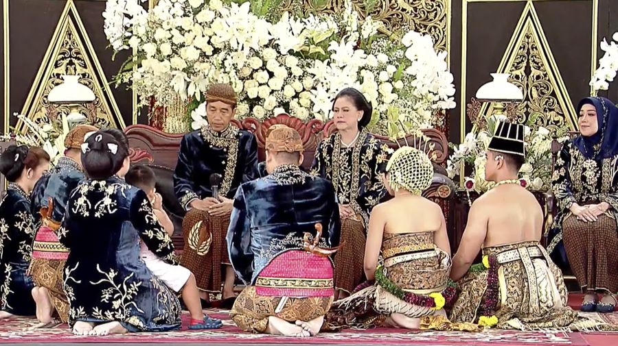 Serangkaian prosesi Ngunduh Mantu dan Tasyakuran Pernikahan Kaesang & Erina dari Kota Surakarta, Minggu (11/12/2022). (Tangkapan Layar Youtube Presiden Joko Widodo)