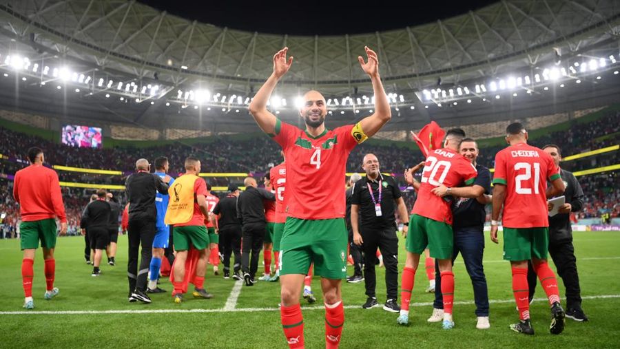 Sofyan Amrabat dari Maroko merayakan dengan rekan setimnya setelah memenangkan pertandingan perempat final Piala Dunia FIFA Qatar 2022 antara Maroko/Spanyol dan Portugal/Swiss di Stadion Al Thumama pada 10 Desember 2022 di Doha, Qatar.(Photo by Justin Setterfield/Getty Images)