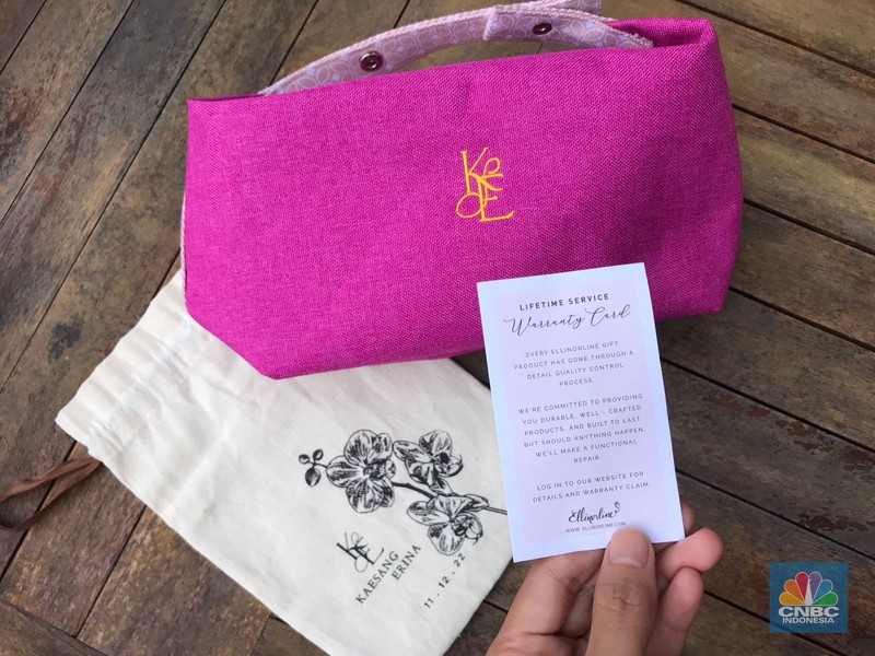 Souvenir yang dibagikan berupa pouch serbaguna warna pink fuschia dengan inisial K dan E, yang melambangkan nama kedua pengantin, Kaesang dan Erina. Pouch tersebut dibungkus kantong dari kain kanvas berwarna putih gading. Souvenir yang dibagikan berupa pouch serbaguna warna pink fuschia dengan inisial K dan E, yang melambangkan nama kedua pengantin, Kaesang dan Erina. Pouch tersebut dibungkus kantong dari kain kanvas berwarna putih gading. (CNBC Indonesia/Halimatus Sadiyah)