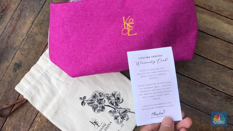 Souvenir yang dibagikan berupa pouch serbaguna warna pink fuschia dengan inisial K dan E, yang melambangkan nama kedua pengantin, Kaesang dan Erina. Pouch tersebut dibungkus kantong dari kain kanvas berwarna putih gading. (CNBC Indonesia/Halimatus Sadiyah)