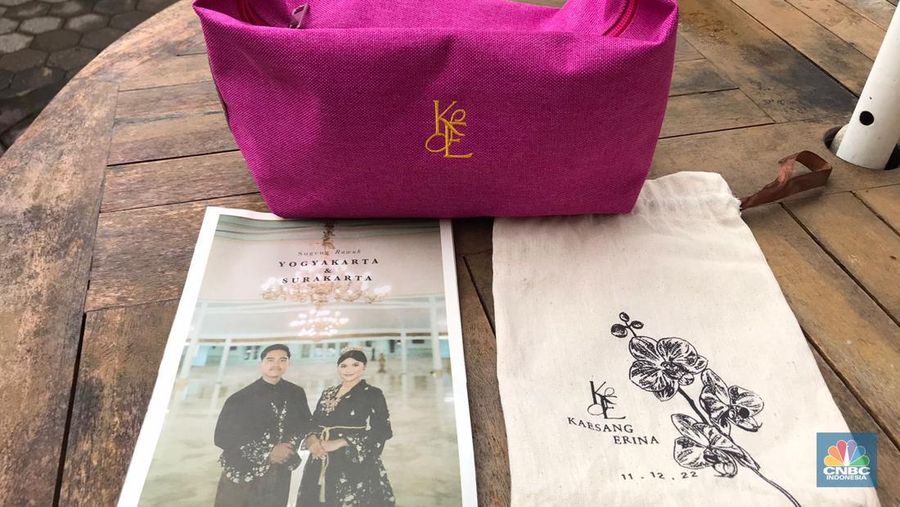 Souvenir yang dibagikan berupa pouch serbaguna warna pink fuschia dengan inisial K dan E, yang melambangkan nama kedua pengantin, Kaesang dan Erina. Pouch tersebut dibungkus kantong dari kain kanvas berwarna putih gading. (CNBC Indonesia/Halimatus Sadiyah)