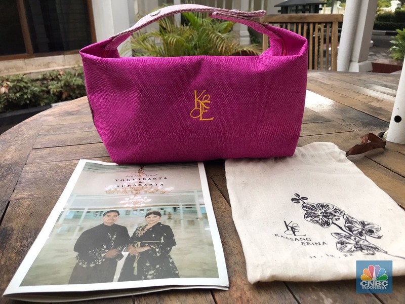 Souvenir yang dibagikan berupa pouch serbaguna warna pink fuschia dengan inisial K dan E, yang melambangkan nama kedua pengantin, Kaesang dan Erina. Pouch tersebut dibungkus kantong dari kain kanvas berwarna putih gading. Souvenir yang dibagikan berupa pouch serbaguna warna pink fuschia dengan inisial K dan E, yang melambangkan nama kedua pengantin, Kaesang dan Erina. Pouch tersebut dibungkus kantong dari kain kanvas berwarna putih gading. (CNBC Indonesia/Halimatus Sadiyah)