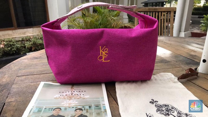 Souvenir yang dibagikan berupa pouch serbaguna warna pink fuschia dengan inisial K dan E, yang melambangkan nama kedua pengantin, Kaesang dan Erina. Pouch tersebut dibungkus kantong dari kain kanvas berwarna putih gading. (CNBC Indonesia/Halimatus Sadiyah)