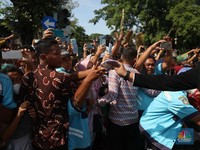 Potret Serunya Masyarakat Rebutan Cendramata Kaesang-Erina
