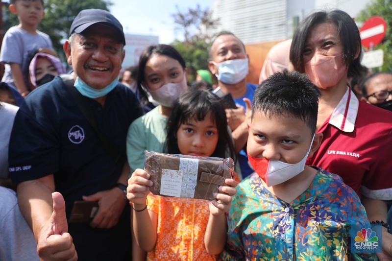 Warga berebut souvenir dari Kaesang Erina di Jalan Slamet Riyadi, Solo, Minggu, 11/12. Souvenir-souvenir tersebut membuat warga Solo yang beruntung menerima merasa sumringah. Warga berebut souvenir dari Kaesang Erina di Jalan Slamet Riyadi, Solo, Minggu, 11/12. Souvenir-souvenir tersebut membuat warga Solo yang beruntung menerima merasa sumringah. (CNBC Indonesia/ Muhammad Sabki)