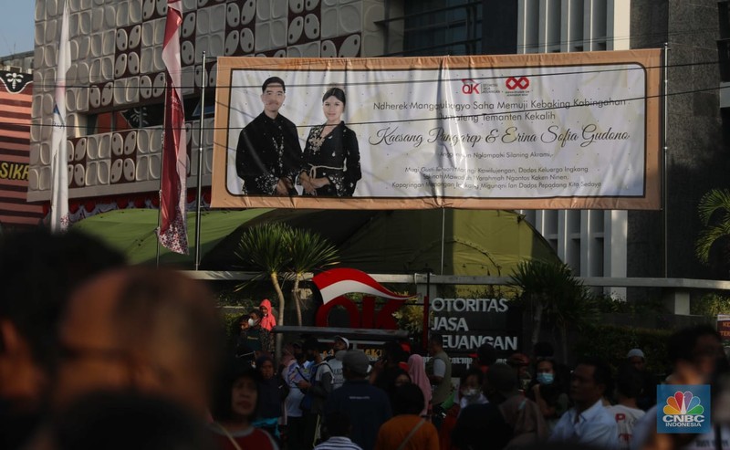 Warga berfoto di depan kereta kencana di Kawasan Car Free Day Slamet Riyadi, Solo, Jawa Tengah, Minggu (11/12). Kaesang Pangarep dan Erina Gudono akan menjalani ngunduh mantu dan tasyakuran hari ini. Acara ngunduh mantu dan tasyakuran Kaesang dan Erina. Warga berfoto di depan kereta kencana di Kawasan Car Free Day Slamet Riyadi, Solo, Jawa Tengah, Minggu (11/12). Kaesang Pangarep dan Erina Gudono akan menjalani ngunduh mantu dan tasyakuran hari ini. Acara ngunduh mantu dan tasyakuran Kaesang dan Erina. (CNBC Indonesia/ Muhammad Sabki)