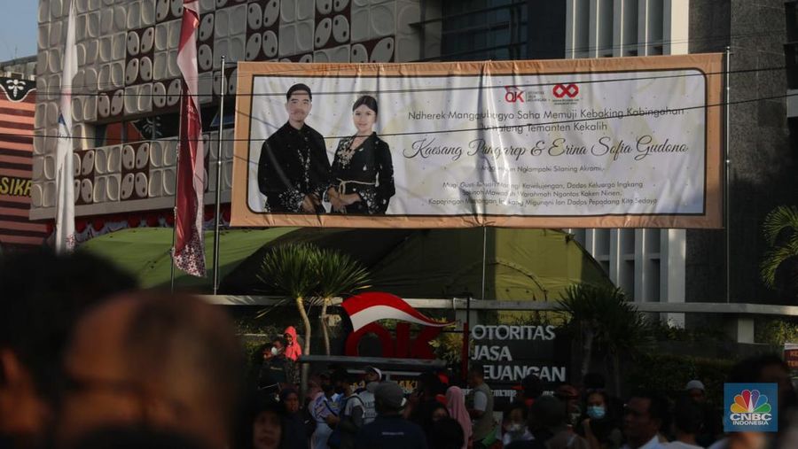 Warga berfoto di depan kereta kencana di Kawasan Car Free Day Slamet Riyadi, Solo, Jawa Tengah, Minggu (11/12). Kaesang Pangarep dan Erina Gudono akan menjalani ngunduh mantu dan tasyakuran hari ini. Acara ngunduh mantu dan tasyakuran Kaesang dan Erina. (CNBC Indonesia/ Muhammad Sabki)