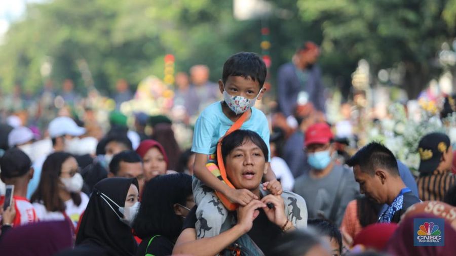 Warga berfoto di depan kereta kencana di Kawasan Car Free Day Slamet Riyadi, Solo, Jawa Tengah, Minggu (11/12). Kaesang Pangarep dan Erina Gudono akan menjalani ngunduh mantu dan tasyakuran hari ini. Acara ngunduh mantu dan tasyakuran Kaesang dan Erina. (CNBC Indonesia/ Muhammad Sabki)