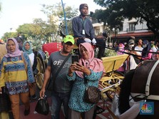 Foto Ribuan Warga Menyemut, Nunggu Kirab Kaesang & Erina