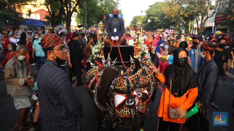 Warga berfoto di depan kereta kencana di Kawasan Car Free Day Slamet Riyadi, Solo, Jawa Tengah, Minggu (11/12). Kaesang Pangarep dan Erina Gudono akan menjalani ngunduh mantu dan tasyakuran hari ini. Acara ngunduh mantu dan tasyakuran Kaesang dan Erina. Warga berfoto di depan kereta kencana di Kawasan Car Free Day Slamet Riyadi, Solo, Jawa Tengah, Minggu (11/12). Kaesang Pangarep dan Erina Gudono akan menjalani ngunduh mantu dan tasyakuran hari ini. Acara ngunduh mantu dan tasyakuran Kaesang dan Erina. (CNBC Indonesia/ Muhammad Sabki)